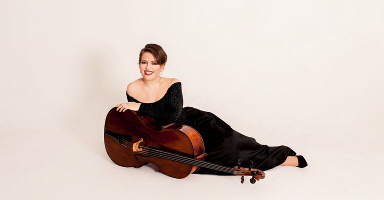 Elena Gaponenko im schwarzen Abendkleid, an ihr Violoncello gelehnt